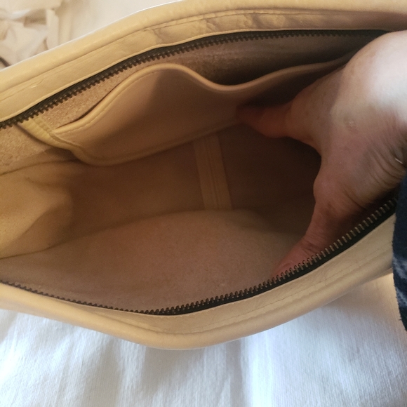 Vintage 80s Coach Swinger Leather Crossbody Bag in Bone Color - Picture 7 of 15